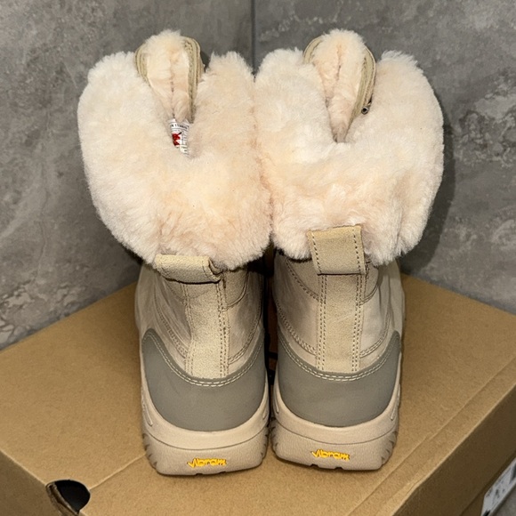 UGG BUTTE LOGO BOOT - Picture 3 of 5